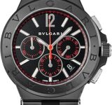 高級時計をつけて街を散歩してる