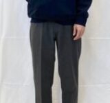 ＿＿ユニクロ3990円のズボン、縦に線があって微妙に二重になってて気になって疲れた、しかも2枚もある