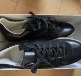 新しい靴買ったから見て